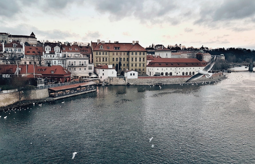 Canal Lock no cruzeiro em Praga
