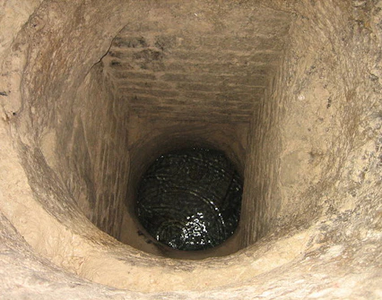 paris catacombs tour - underground well