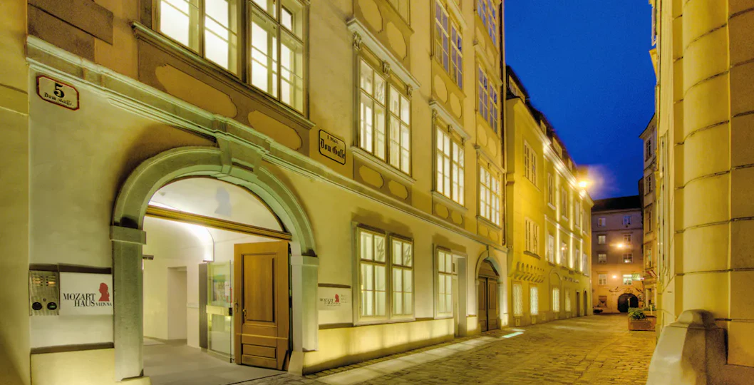 Eingang des Mozarthauses Vienna in Wien bei Dämmerung