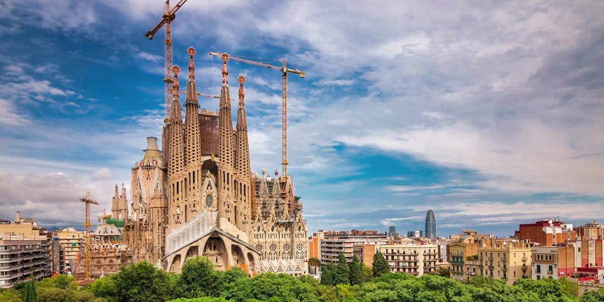 Modieus Vegen lexicon Sagrada Familia History - From Inception to Gaudi's Intervention to Today