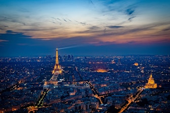 LAS VEGAS: View from the top of the Eiffel Tower / Vista desde la cúspide de  la Torre Eiffel