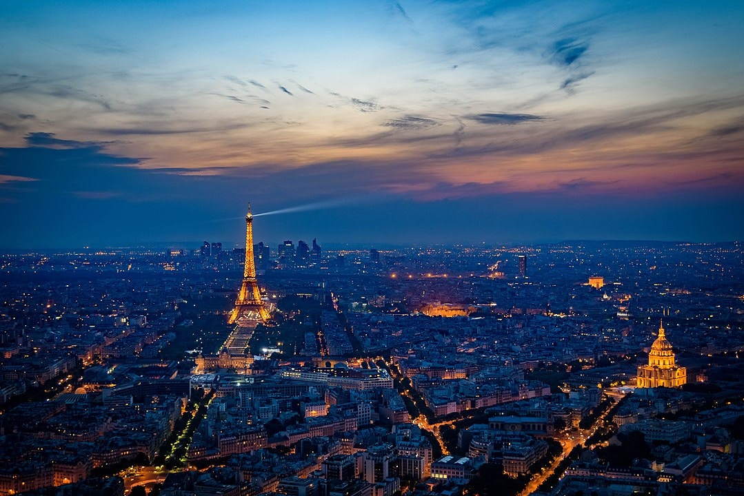 Torre Eiffel, de noche, a las 22 hs comienza a destellar