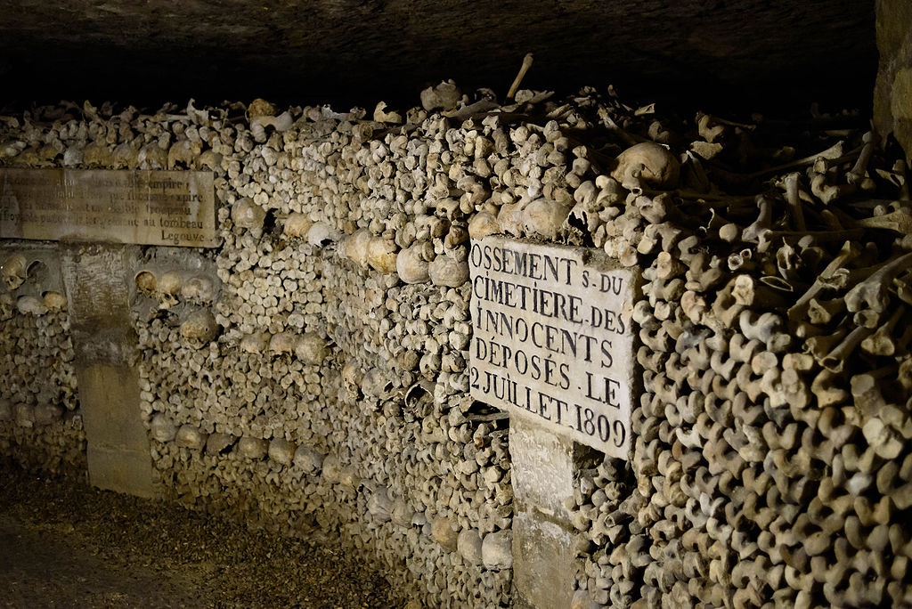 storia catacombe parigi