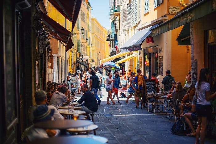 Photo de personnes en terrasses 