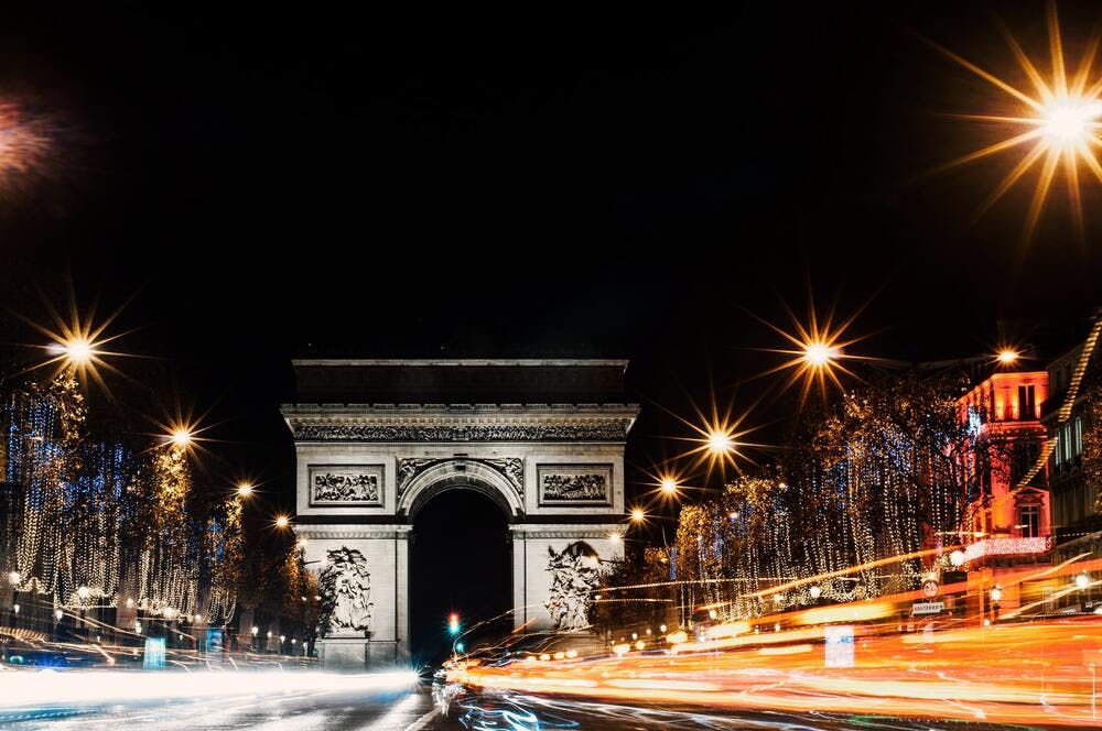 Flux passant sur les Champs Elysées