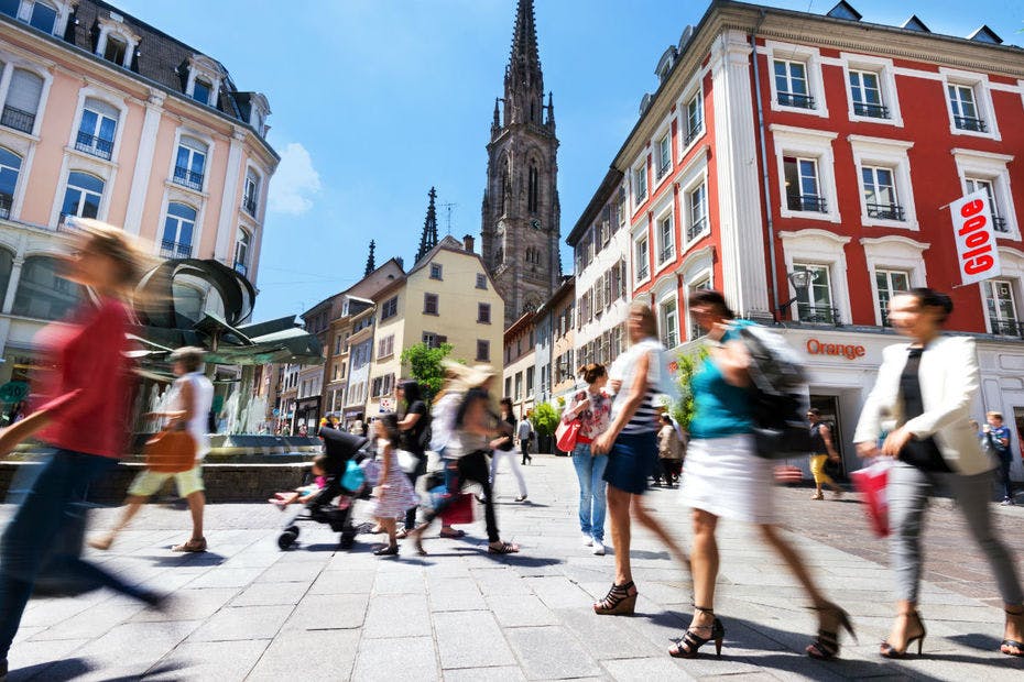 Des clients au centre-ville après la réouverture des commerces