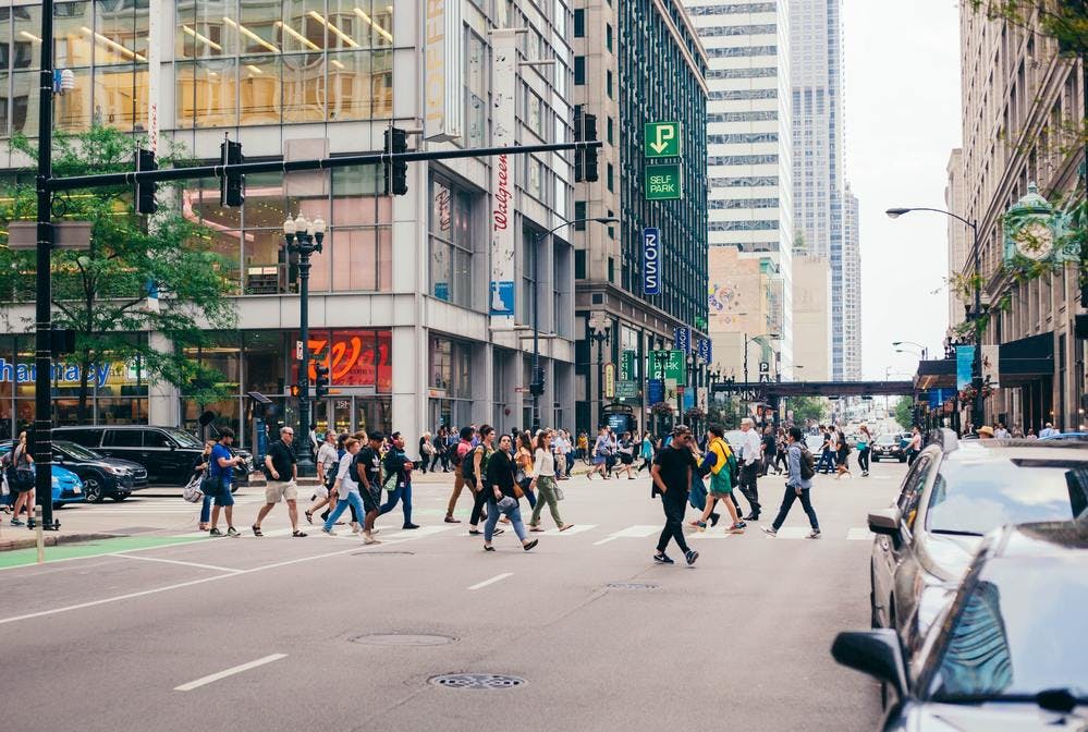 Un rue passante sur un drive piéton