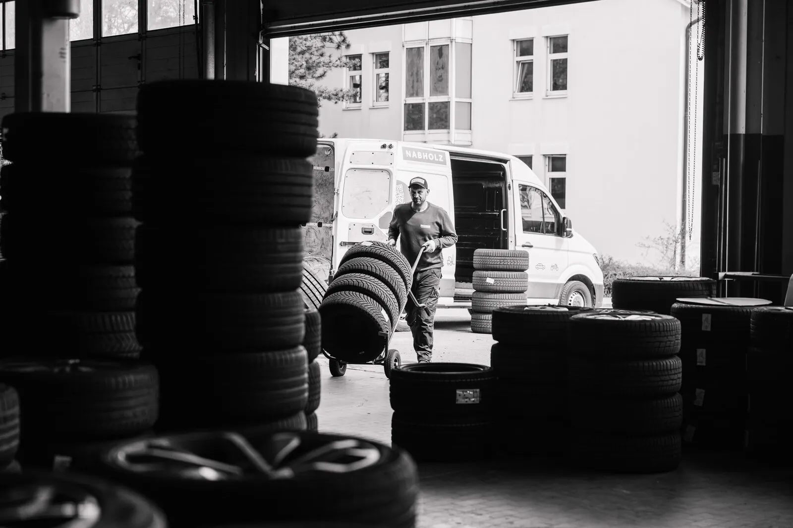 Reifen und Transporter, Schwarzweißaufnahme