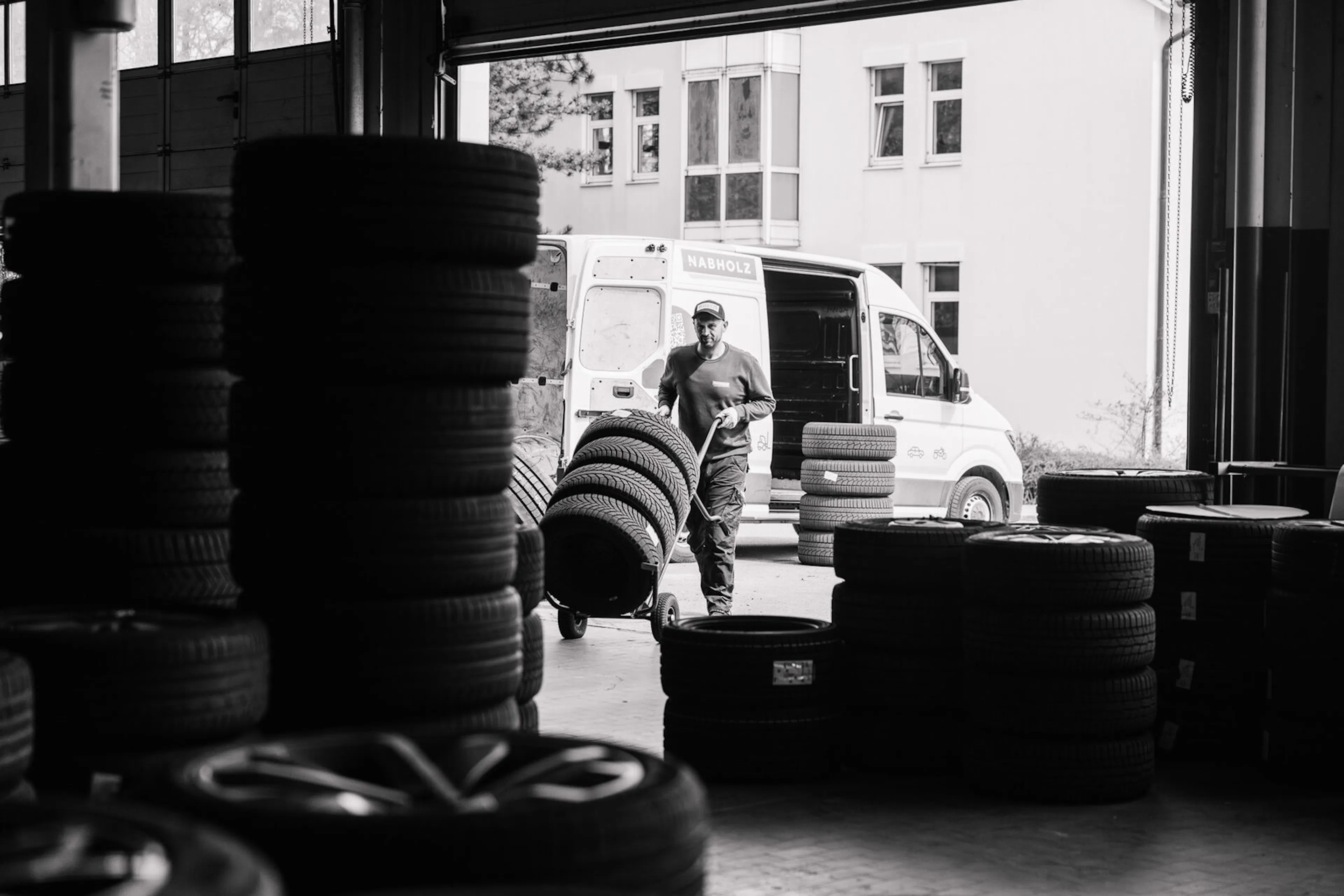 Reifen und Transporter, Schwarzweißaufnahme