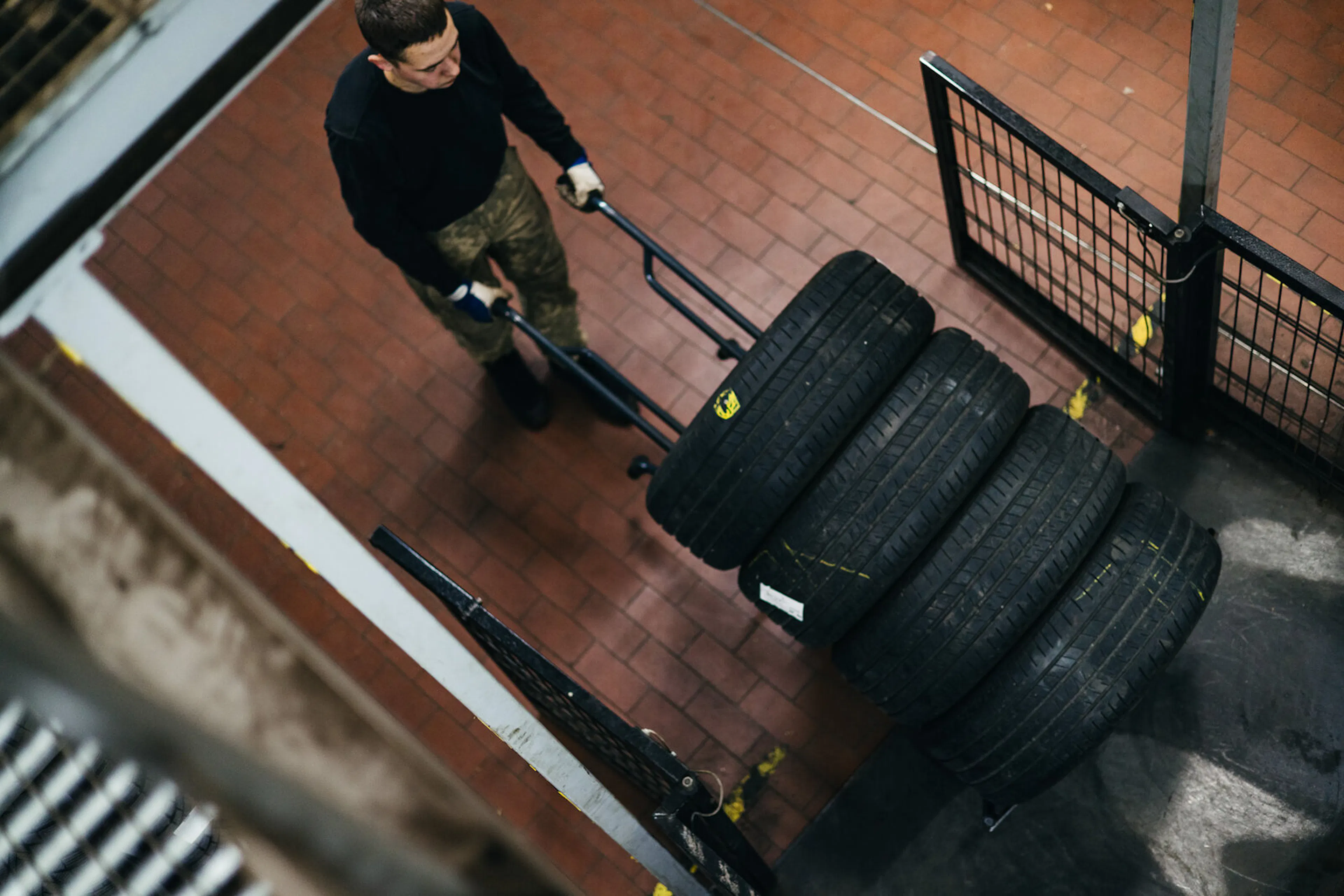 Reifentransport mit dem Rollwagen