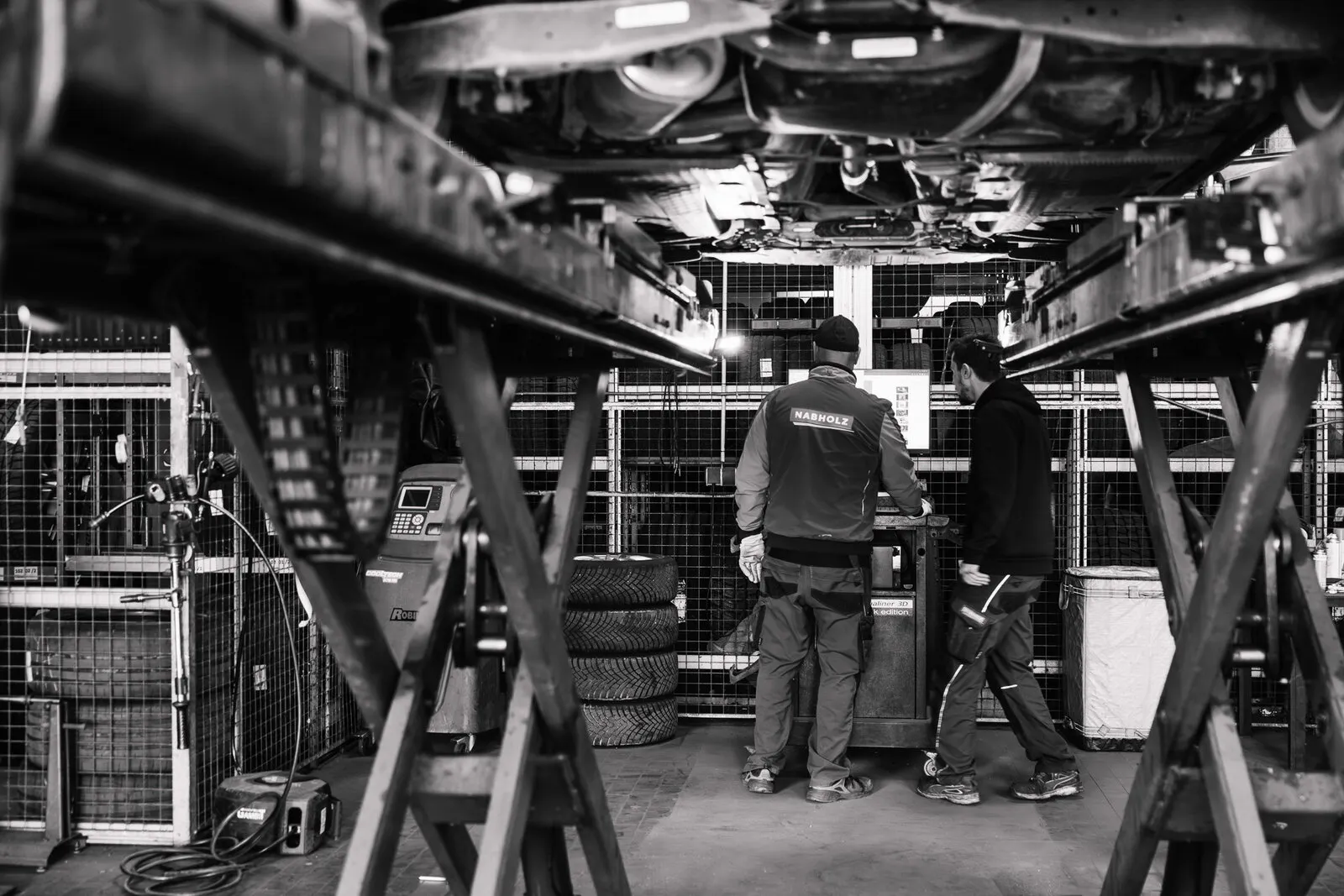 Blick in die Werkstatthalle, Schwarzweißaufnahme