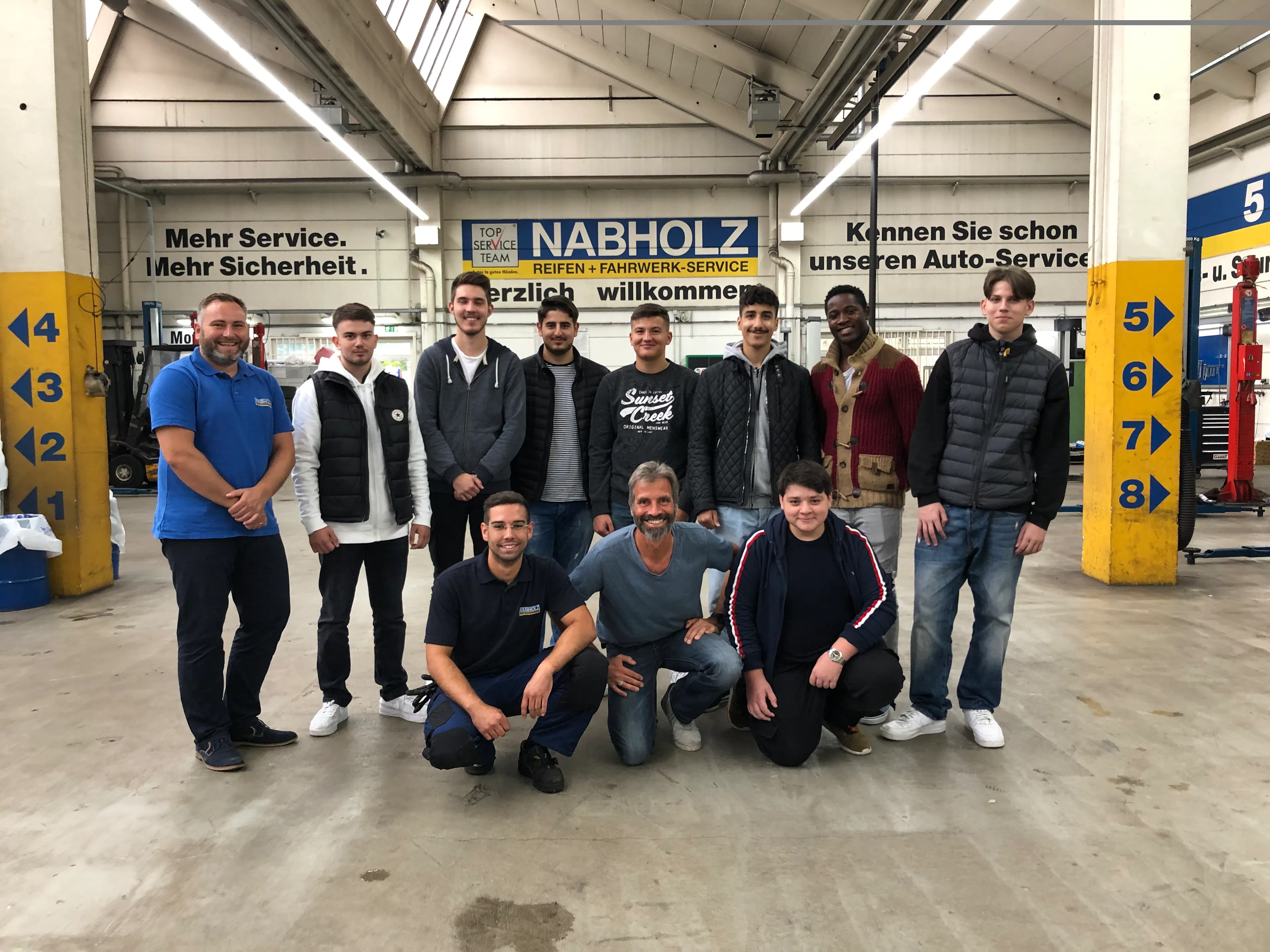 Acht junge Männer starten in die Ausbildung bei NABHOLZ
