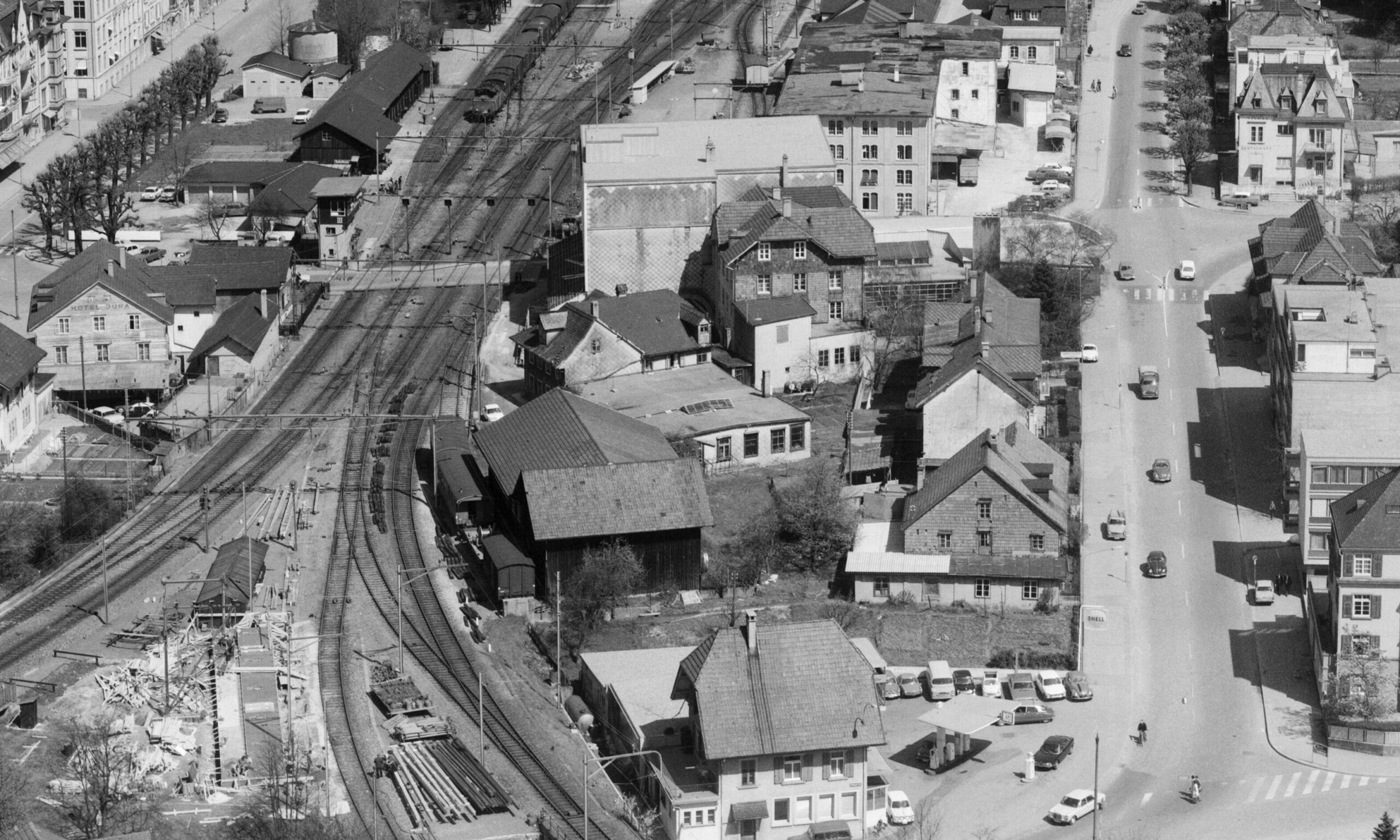 So präsentierte sich das Gewerbeareal mit dem Druckereigebäude im Jahr 1969. [Archivbild Comet Photo AG]