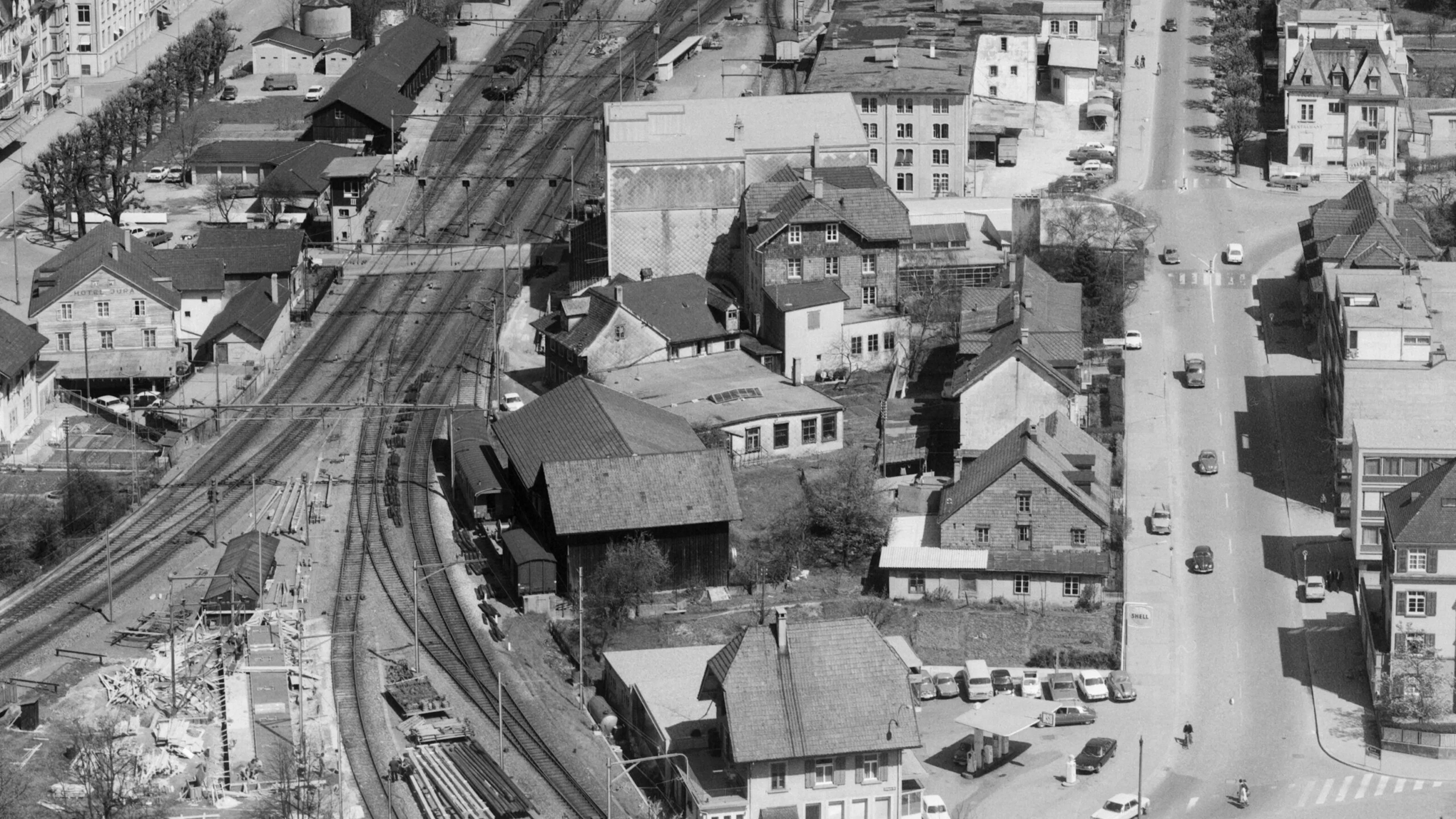So präsentierte sich das Gewerbeareal mit dem Druckereigebäude im Jahr 1969. [Archivbild Comet Photo AG]