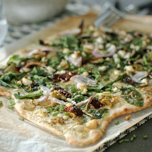 Tarte flambée méditerranéenne aux épinards, olives et feta