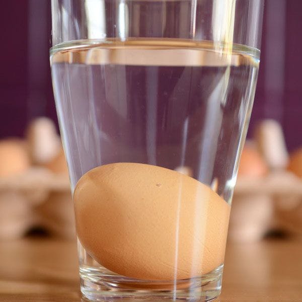 Ei im Glas mit Salzwasser
