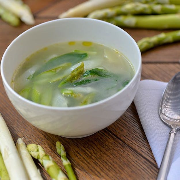 Bouillon mit Spargelspitzen und Champignons Rezept - für Spargelliebhaber