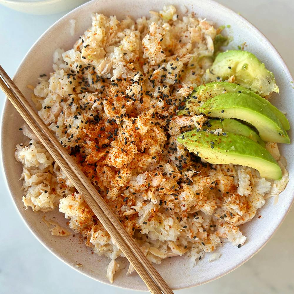 Bol de riz au saumon - une recette tendance sur les réseaux sociaux