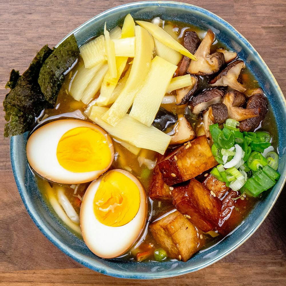 Soupe asiatique aux légumes avec garnitures