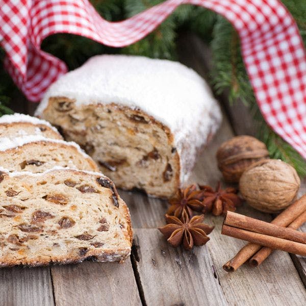 Christstollen de Noël à la pâte d’amande et aux raisins secs