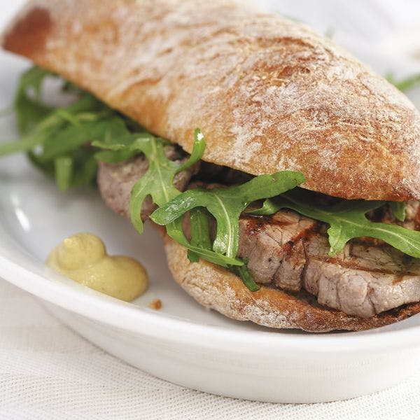 Steak en sandwich fait de ciabatta raffinée