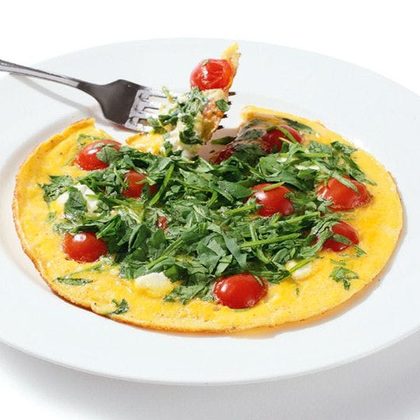 Omelette con formaggio fresco, rucola e pomodori ciliegini