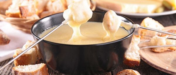 Raclette et fondue au fromage: conseils, accompagnements, épices et une astuce pour la digestion