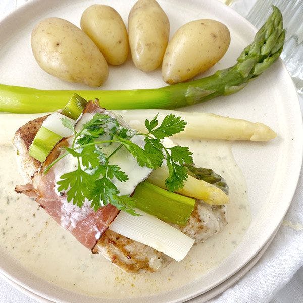 Scaloppe di pollo e asparagi su salsa di formaggio fresco – Ricetta primaverile