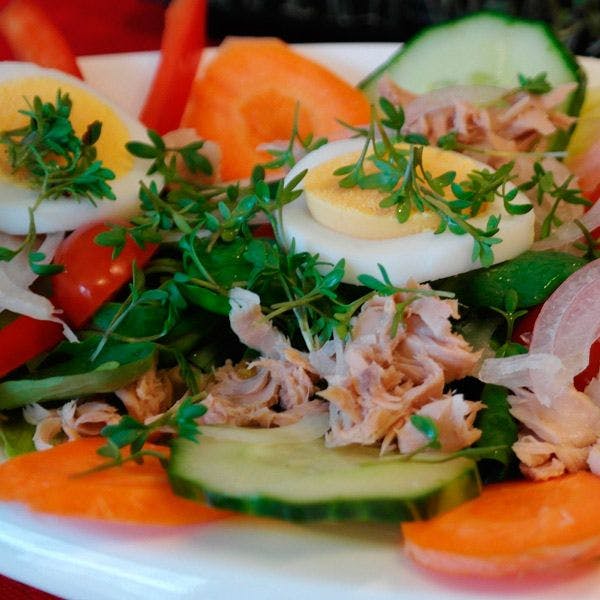 Salade niçoise au thon - une recette rapide les jours de canicule