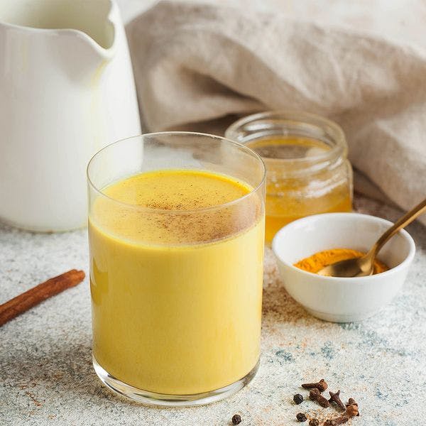 Recette du « lait d’or » curcuma-gingembre