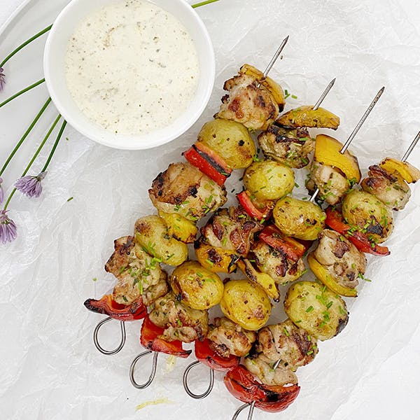 Brochette de pommes de terre à l’ail et au poulet – délicieuse recette de grillade