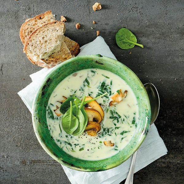 Soupe aux épinards, ail des ours et champignons