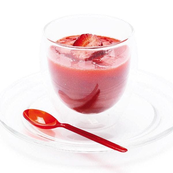 Crème estivale fraises-fleurs de sureau, idéale en dessert