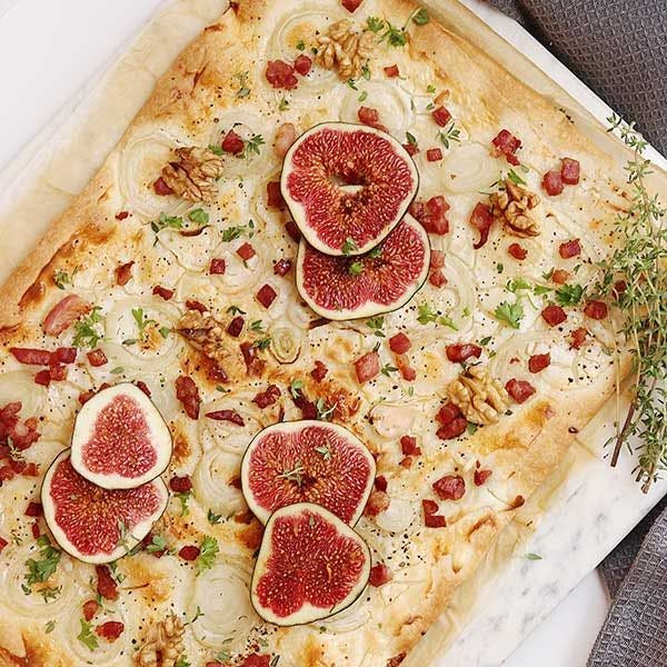 Flammkuchen Rezept mit Ziegenkäse und frischen Feigen