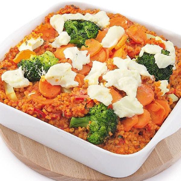 Gratin di bulgur-verdure con carote, broccoli e formaggio fresco