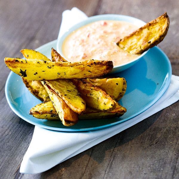 Pikante Ofenkartoffeln mit Gemüsedip - schnelles Rezept