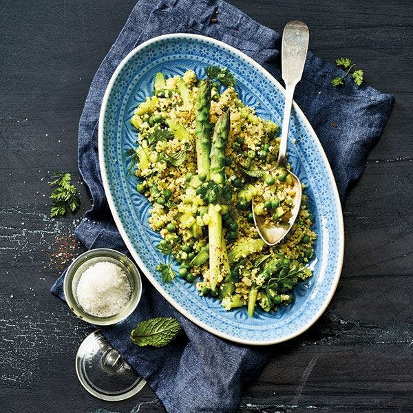 Insalata di couscous con verdure ed erbe aromatiche