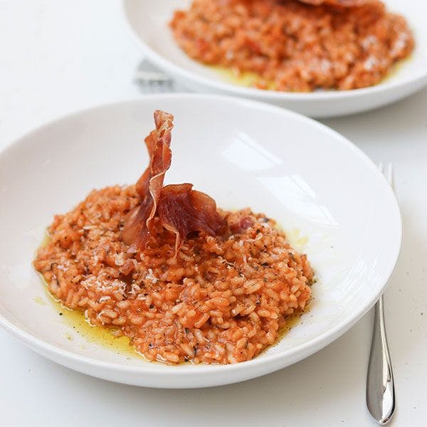 Délicieux risotto à la tomate et aux chips de jambon cru