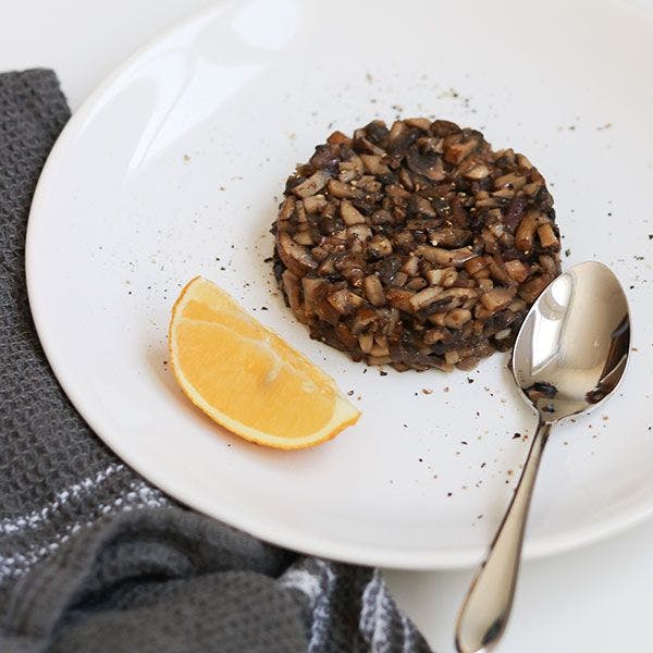 Deliziosa tartare di funghi con funghi freschi