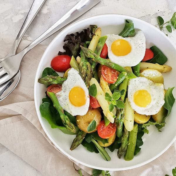 Salade tiède de pommes de terre et d’asperges en sauce - recette de printemps