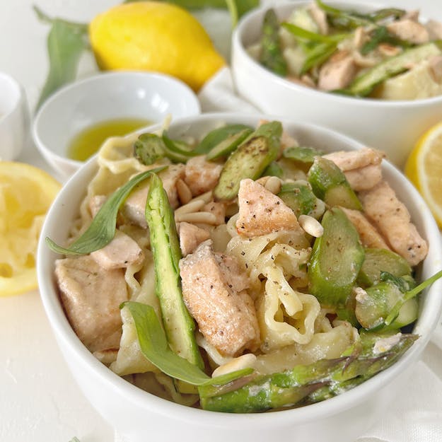 Pâtes aux asperges et au saumon – une recette printanière légère