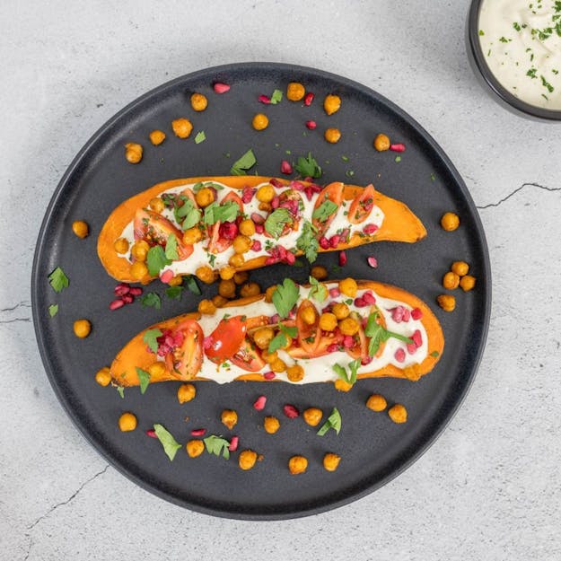 Mediterrane Ofen-Süsskartoffeln mit Kichererbsen