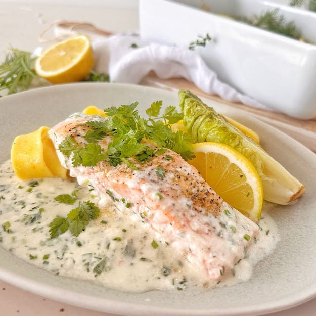 Tenero salmone al forno con salsa alle erbe