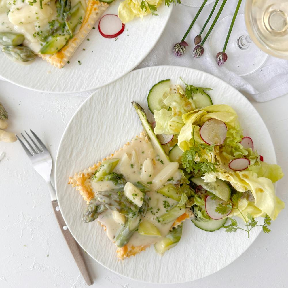 Combinazione di teneri asparagi, salsa cremosa e pasta sfoglia croccante