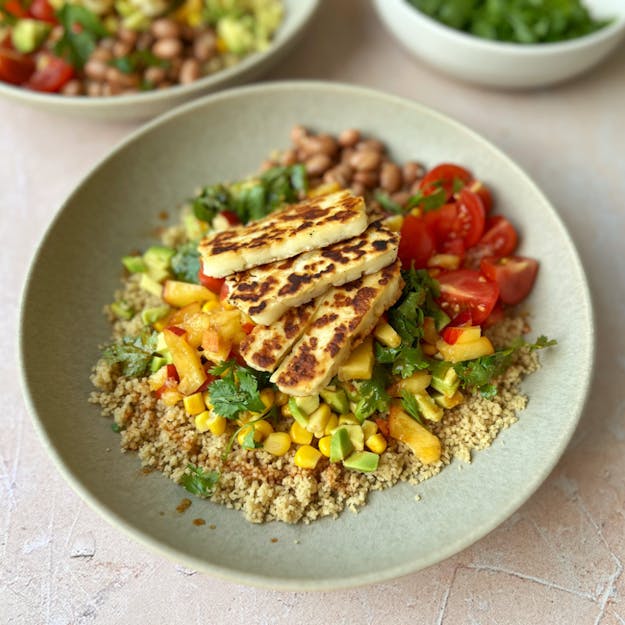 Bol de salade au halloumi