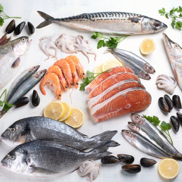 Omega-3-haltige Fischsorten sind fettreiche Kaltwasserfische, wie Lachs und Makrele.