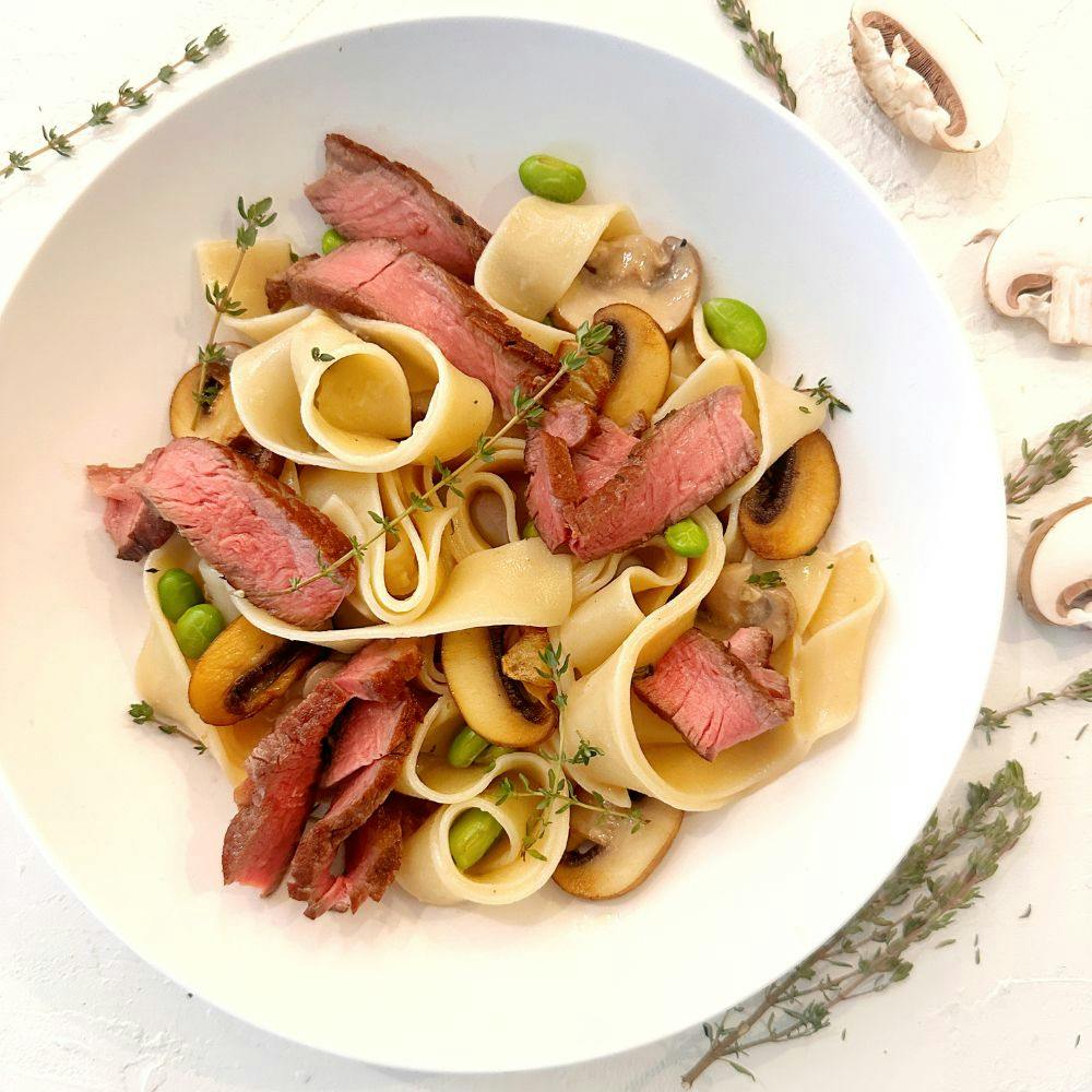 Pasta con salsa ai funghi champignon e straccetti di manzo