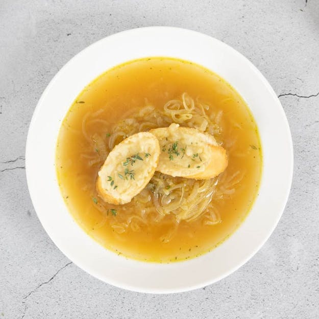 Zuppa di cipolle vegana alla francese