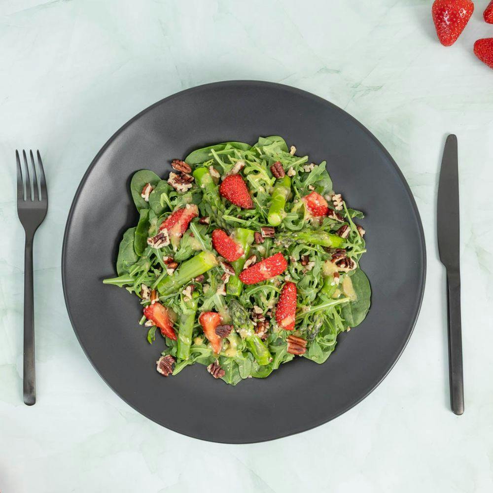 Insalata di asparagi freschi con fragole e noci pecan