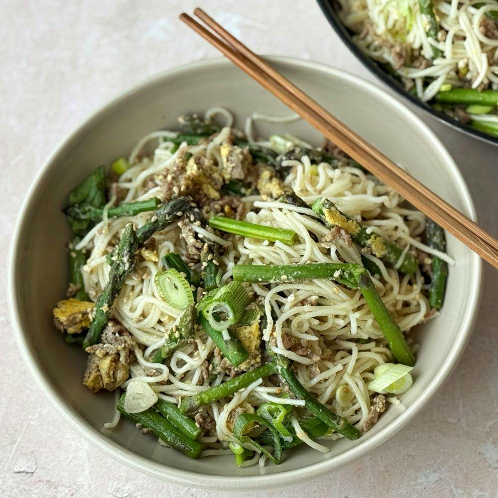 Schnelle Asiatische Nudelpfanne mit Spargel und Ei